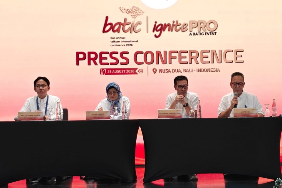 Konferensi pers Bali Annual Telkom International Conference (BATIC) 2026 di Nusa Dua, Bali, Selasa (25/8). Chief Executive Officer Telin Abdul Rahman Ansyori (kiri), Presiden Direktur Telkom Indonesia Dian Siswarini (tengah) dan Direktur Wholesale & Inter