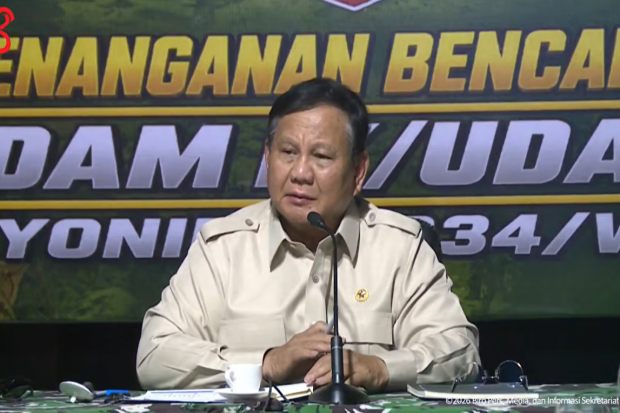 Presiden Prabowo Subianto saat memimpin rapat di Posko Penanganan Bencana Alam NTT di Kabupaten Nagakeo pada Rabu (26/8).
