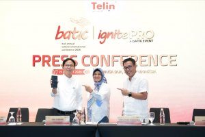 (kiri ke kanan) Chief Executive Officer Telin Abdul Rahman Ansyori, Direktur Utama Telkom Dian Siswarini dan Direktur Wholesale & International Servi