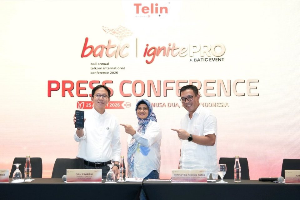  (kiri ke kanan) Chief Executive Officer Telin Abdul Rahman Ansyori, Direktur Utama Telkom Dian Siswarini dan Direktur Wholesale & International Service Telkom Budi Satria Dharma Purba saat konferensi pers BATIC 2026 di Nusa Dua, Bali, Selasa (25/8). Meng