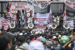 Unjuk rasa Masyarakat Pati di depan Gedung DPR