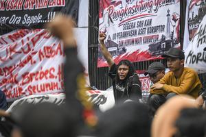Unjuk rasa Masyarakat Pati di depan Gedung DPR