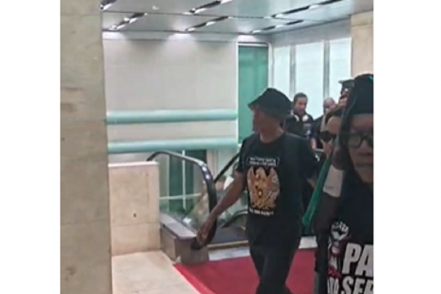 Aliansi Masyarakat Pati Bersatu atau AMPB Supriyono alias Botok (topi hitam) di Gedung Dewan Perwakilan Rakyat (DPR), Jakarta, Kamis (27/8).