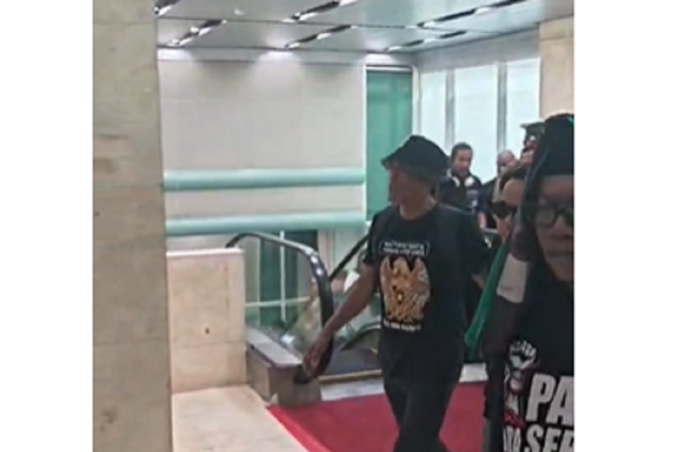 Aliansi Masyarakat Pati Bersatu atau AMPB Supriyono alias Botok (topi hitam) di Gedung Dewan Perwakilan Rakyat (DPR), Jakarta, Kamis (27/8). Foto: Andi M Arief/Katadata