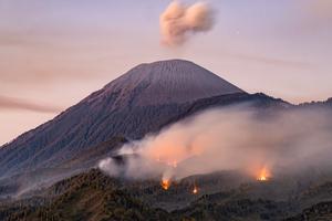 Kebakaran di kawasan pendakian Semeru