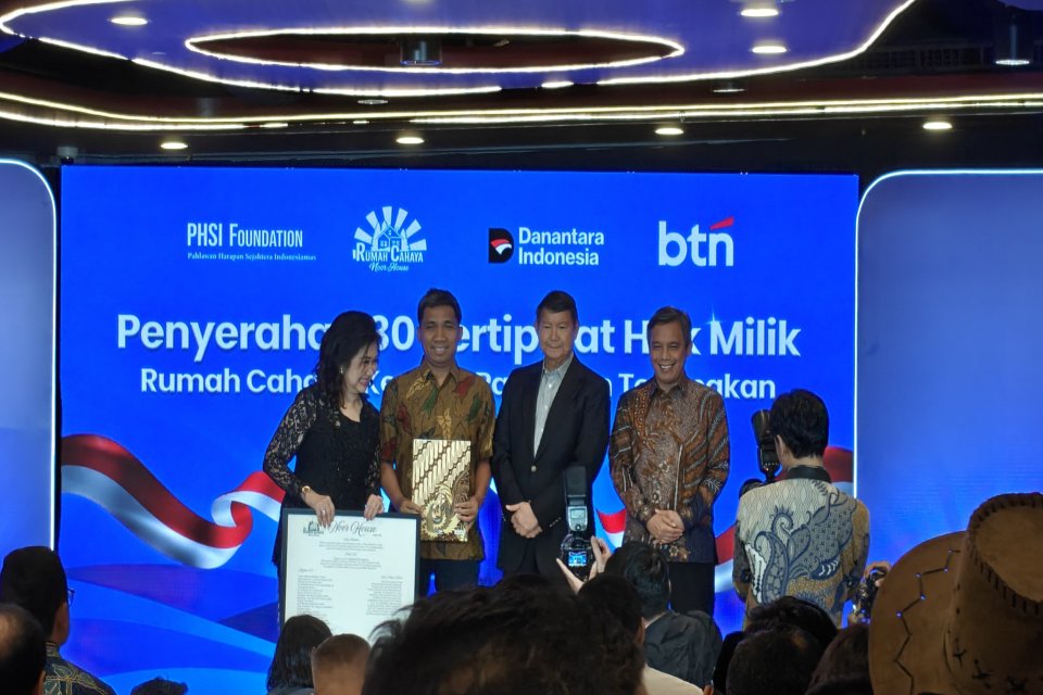 Acara penyerahan 30 sertifikat hak milik Rumah Cahaya PT Bank Tabungan Negara Tbk (BBTN) kepada 30 veteran perang hingga mantan atlet di Menara 2 BTN, Jakarta, Senin (31/8). Pendiri Yayasan Pahlawan Harapan Sejahtera Indonesia Sofia Koswara (Kiri), peneri