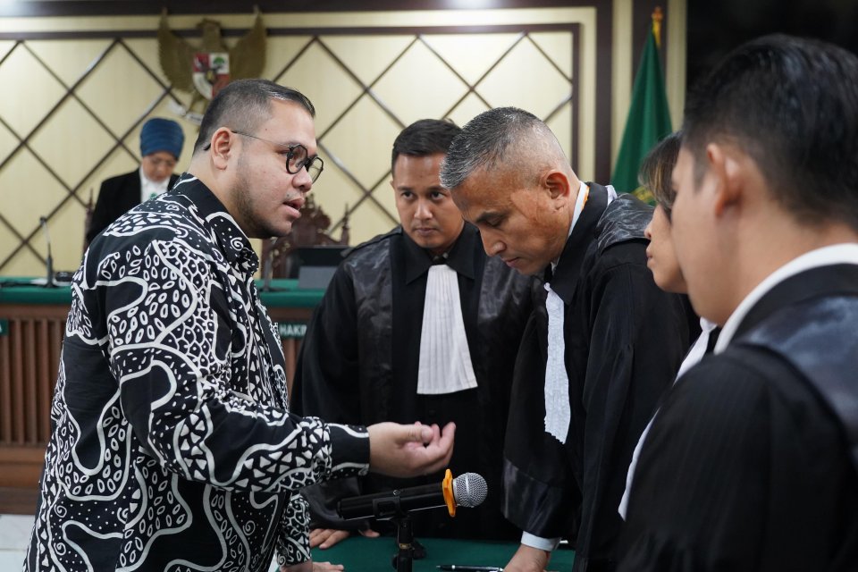 Terdakwa kasus dugaan korupsi pengadaan laptop Chromebook di Kemendikbudristek tahun 2019-2022 Ibrahim Arief atau Ibam (kiri) berdiskusi dengan kuasa hukumnya usai mengikuti sidang putusan banding di Pengadilan Tinggi DKI Jakarta, Senin (31/8/2026). 