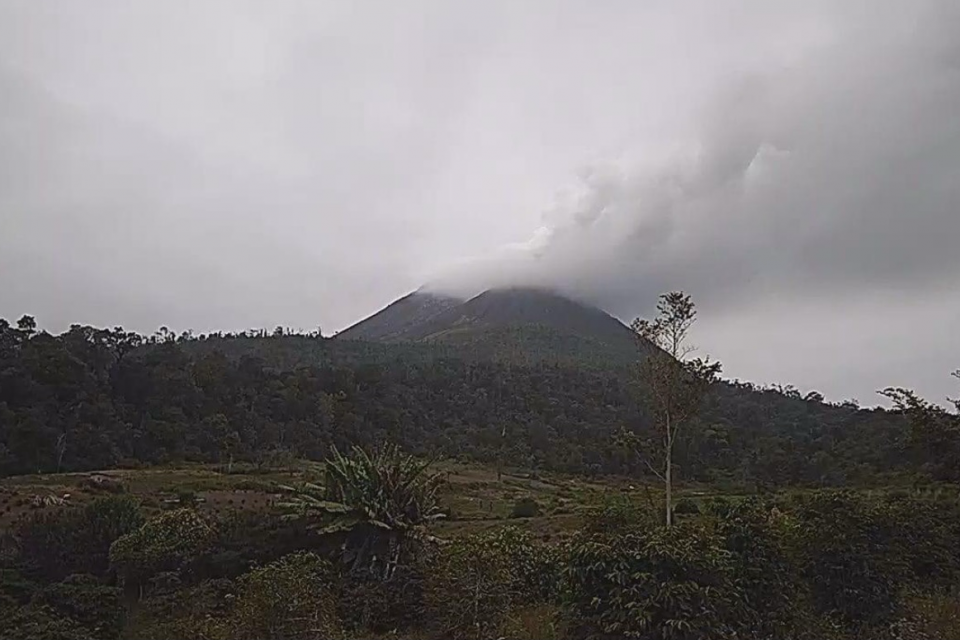 Susul Merapi, Gunung Sinabung Erupsi dengan Abu Vulkanik Setinggi 3,5 Km - Regional Katadata.co.id