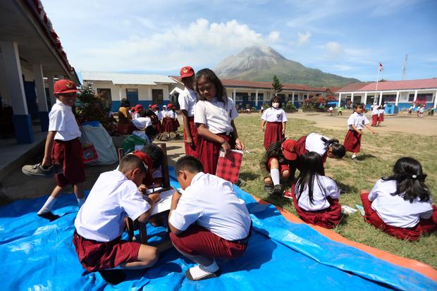 Aktivitas di sekolah saat erupsi Gunung Sinabung