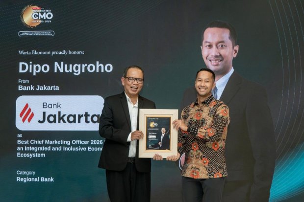 Direktur Bisnis & Syariah Bank Jakarta,  Dipo Nugroho, menerima penghargaan sebagai Best Chief Marketing Officer 2026 in Building an Integrated and In