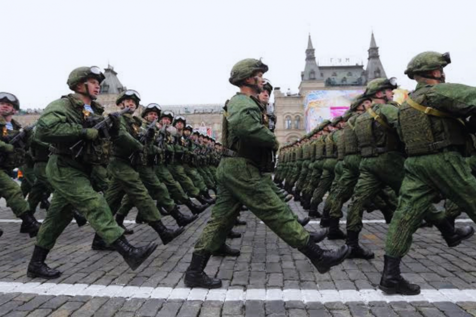 Ilustrasi tentara Rusia berbaris dalam formasi.