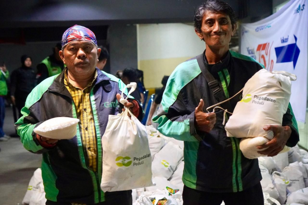 PT Pegadaian (Persero) melalui program Tanggung Jawab Sosial dan Lingkungan (TJSL) \"Pegadaian Peduli\" menyalurkan 1.000 (seribu) paket sembako untuk pengemudi ojek online (ojol) dalam gelaran “1.000 Ojol UMKM Merdeka”.