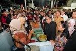 Gubernur DKI Jakarta Pramono Anung meninjau pedagang kaki lima di pasar Kramat Jati, Selasa (1/9)