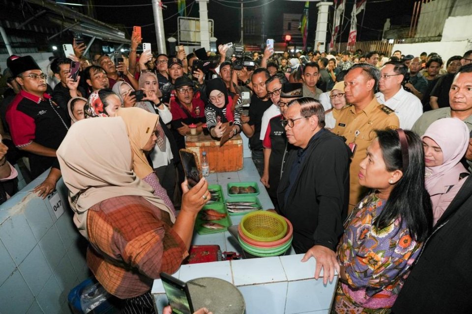 Gubernur DKI Jakarta Pramono Anung meninjau pedagang kaki lima di pasar Kramat Jati, Selasa (1/9)