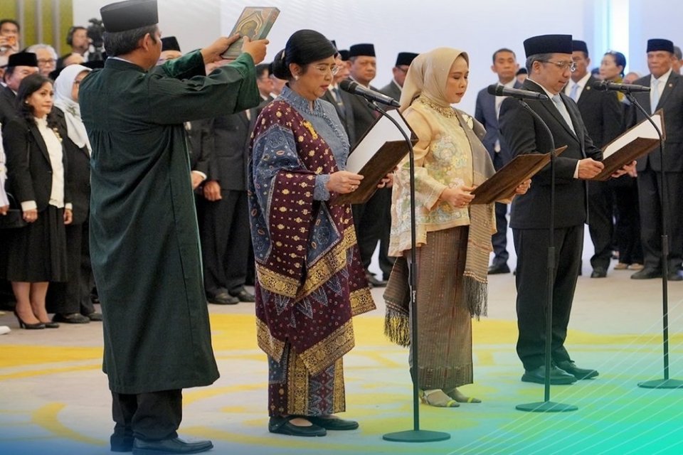 Destry Damayanti (kedua dari kiri) mengucapkan sumpah jabatan saat pelantikannya sebagai gubernur Bank Indonesia (BI) periode 2026-2031 di Mahkamah Agung, Jakarta, Rabu (2/9).