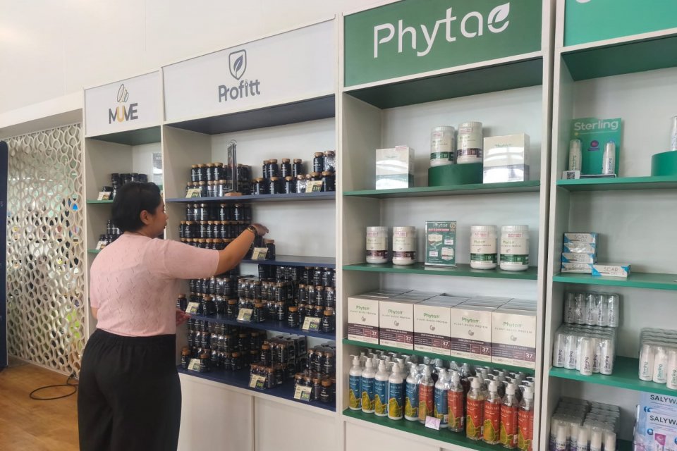 Pengunjung melihat sejumlah produk Specialty Natural Products Public Company Ltd (SNPS) di Bangkok, Thailand, Selasa (28/2).