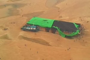 Kapal Tongkang Kandas di Sungai Kapuas