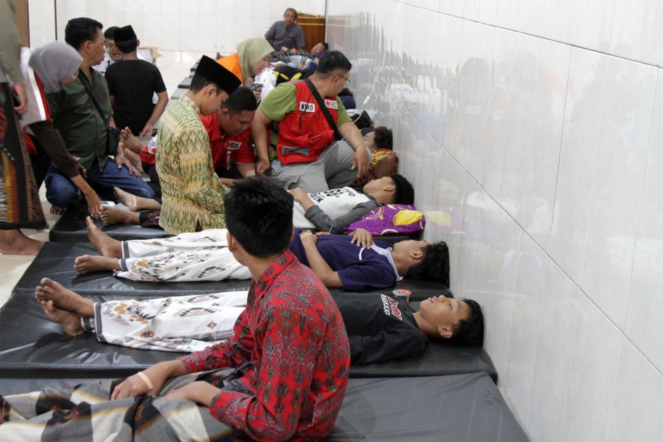 Santri yang diduga mengalami keracunan makanan mendapatkan perawatan medis di Pondok Pesantren Manbaul Hikam, Tanggulangin, Sidoarjo, Jawa Timur, Rabu (2/9/2026). 