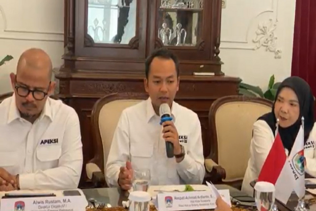 Wakil Ketua Dewan Pengurus APEKSI Respati Ardi (pegang mikrofon) dalam Rapat Dewan Pengurus APEKSI di Surakarta, Jawa Tengah, Kamis (3/8).