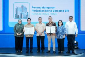 Menteri Ketenagakerjaan Yassierli (ketiga dari kiri) berfoto bersama Direktur Utama BRI Hery Gunardi (kedua dari kiri) dan Ketua Umum Serikat Pekerja 