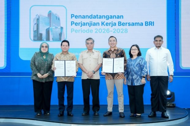 Menteri Ketenagakerjaan Yassierli (ketiga dari kiri) berfoto bersama Direktur Utama BRI Hery Gunardi (kedua dari kiri) dan Ketua Umum Serikat Pekerja 