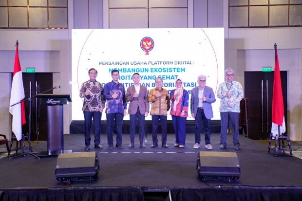 Para narasumber dalam FGD KPPU mengenai persaingan usaha platform digital di Jakarta, Senin (31/8).