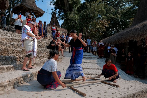 Permainan tradisional masih hidup di Kampung Adat Prai Ijing, Sumba, Nusa Tenggara Barat