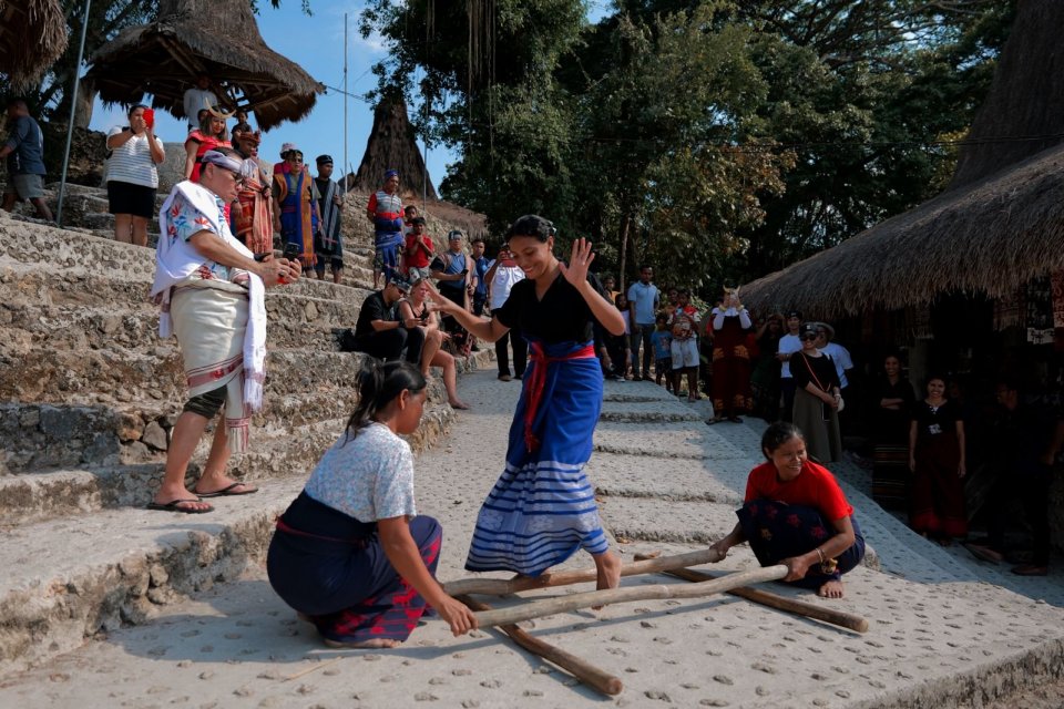 Permainan tradisional masih hidup di Kampung Adat Prai Ijing, Sumba, Nusa Tenggara Barat