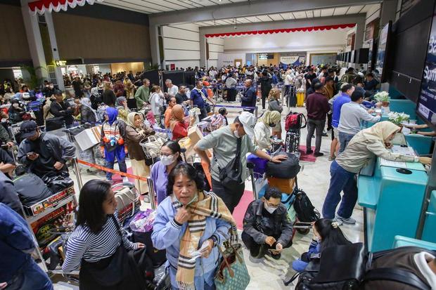 Penumpukan penumpang dampak penutupan Bandara Soekarno Hatta