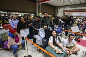 Penumpukan penumpang dampak penutupan Bandara Soekarno Hatta