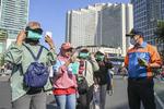 Pembagian masker kepada warga saat HBKB di Jakarta