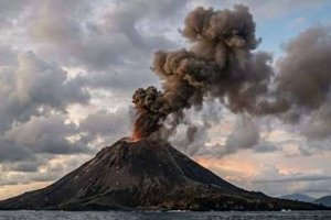 Abu Vulkanik Gunung Krakatau 