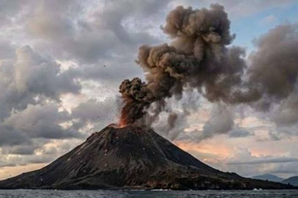 Abu Vulkanik Gunung Krakatau 