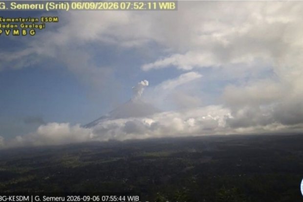 Gunung Semeru erupsi pada Minggu pagi (6/9)