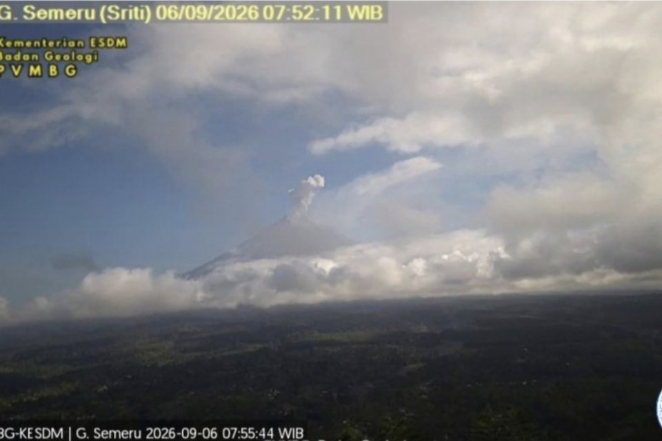 Gunung Semeru erupsi pada Minggu pagi,