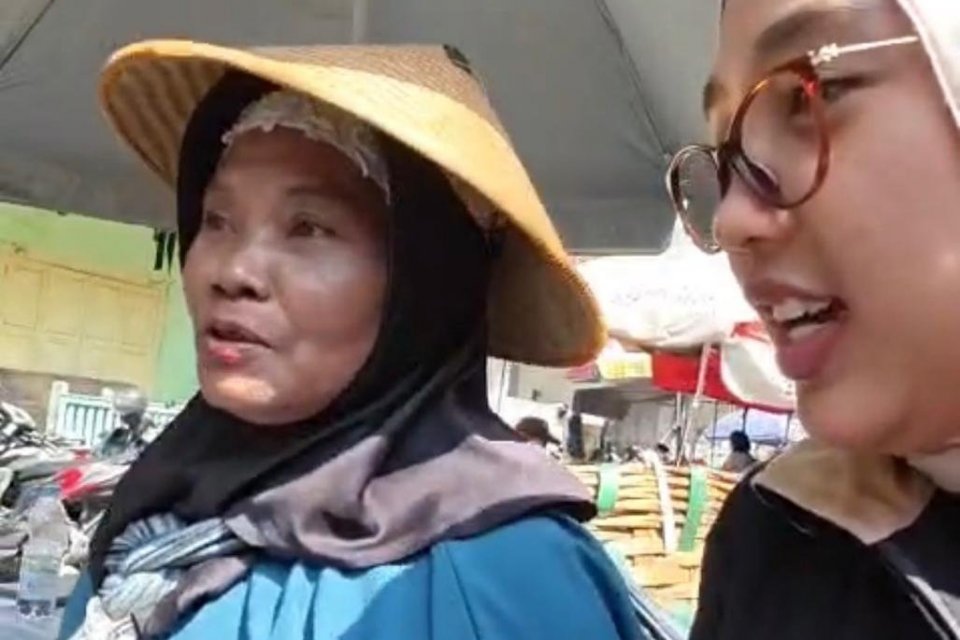 Mbok Kari saat diwawancarai Jurnalis Katadata di Pasar tradisional tertua di Semarang, Pasar Gang Baru di kawasan pecinan, Selasa (2/9).