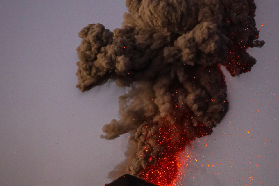 Asap Erupsi Gunung Api mengandung abu vulkanik membahayakan pesawat