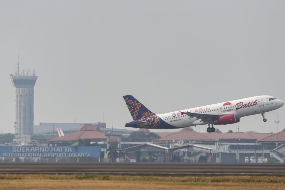 Pesawat maskapai dalam negeri lepas landas dari runway utara Bandara Soekarno-Hatta, Tangerang, Banten, Selasa (8/9/2026). 