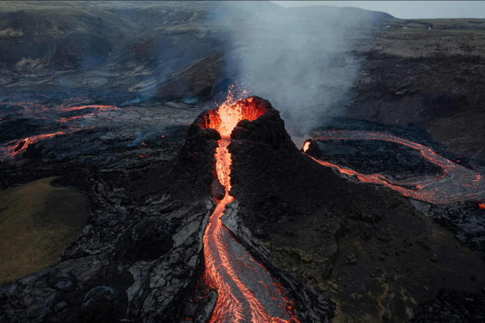 Gunung berapi mengeluarkan magma terkait ring of fire Indonesia