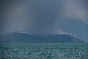 Gunung Anak Krakatau kembali erupsi
