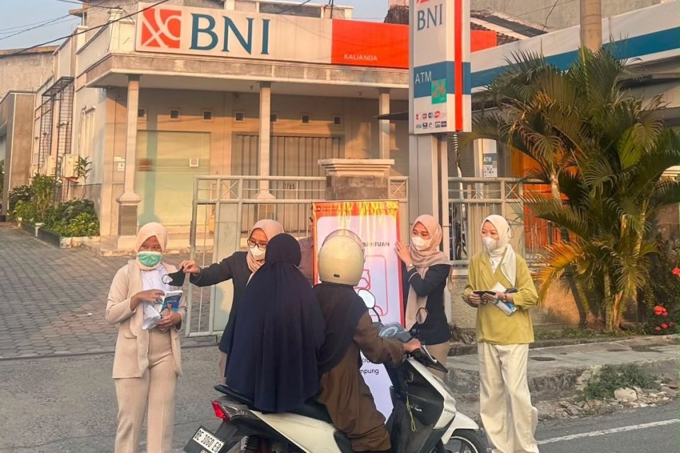 BNI menyalurkan bantuan masker di Lampung Selatan sebagai respons terhadap dampak erupsi Gunung Anak Krakatau, Selasa (8/9/2026). 