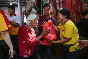 Tradisi bakti sosial sembako gratis di Pecinan Semarang