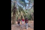 Mantri BRI Alifia Naura Nazifah (kanan) mendampingi debitur di area perkebunan Ogan Komering Ilir, Sumatera Selatan, sebagai bagian dari upaya menjaga