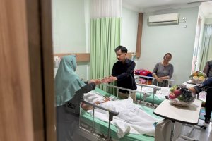 Wakil Presiden Gibran Rakabuming Raka saat mengunjungi korban keracunan Makan Bergizi Gratis di Berastagi, Karo, Sumatra Utara, Jumat (11/9). 