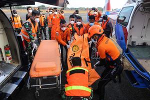 Evakuasi korban KMP Virgo Transport 8
