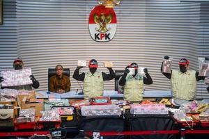 KPK sita barang bukti kasus dugaan korupsi HGB Summarecon