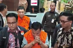 Delapan tersangka kasus Hak Guna Bangunan (HGB) saat dibawa ke tahanan Komisi Pemberantasan Korupsi (KPK), Jakarta, Selasa (15/9).
