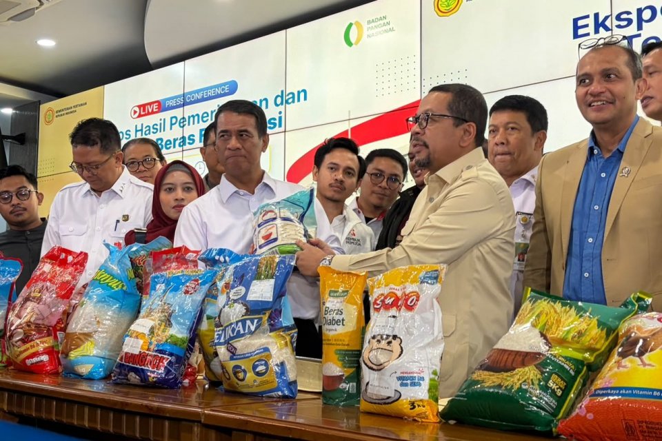 Menteri Pertanian Andi Amran Sulaiman menunjukkan beras fortifikasi palsu saat konferensi pers di Kementerian Pertanian, Selasa (15/9).