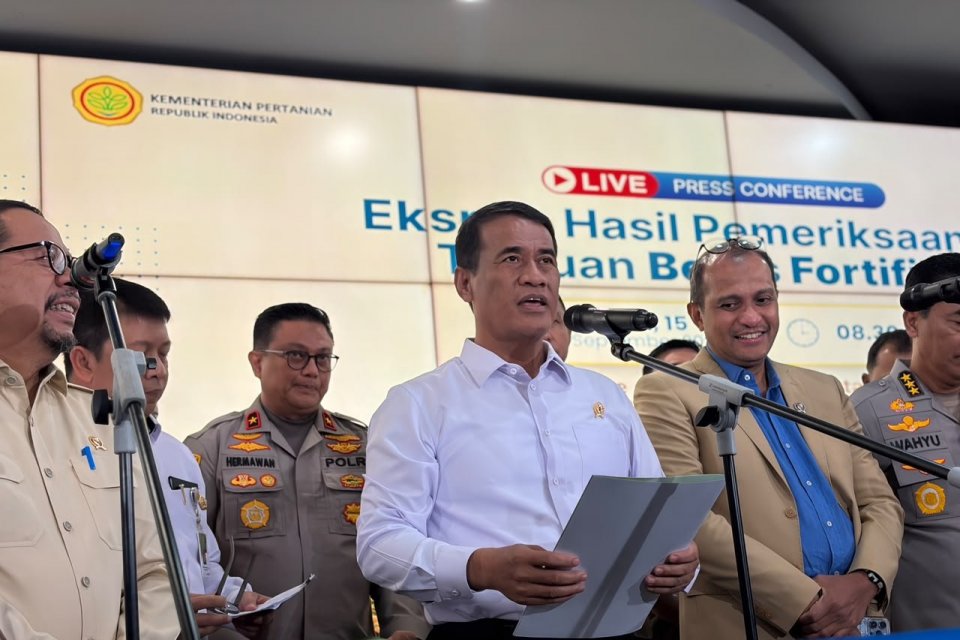 Menteri Pertanian Andi Amran Sulaiman mengumumkan beras 25 merek beras fortifikasi diduga palsu dalam konferensi pers di kantor Kementerian Pertanian, Jakarta, Selasa (15/9).