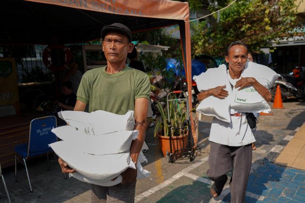 Pemerintah Salurkan Bantuan Pangan Beras untuk Warga Kategori Desil 1-4 (Foto: Katadata/Fauza Syahputra)